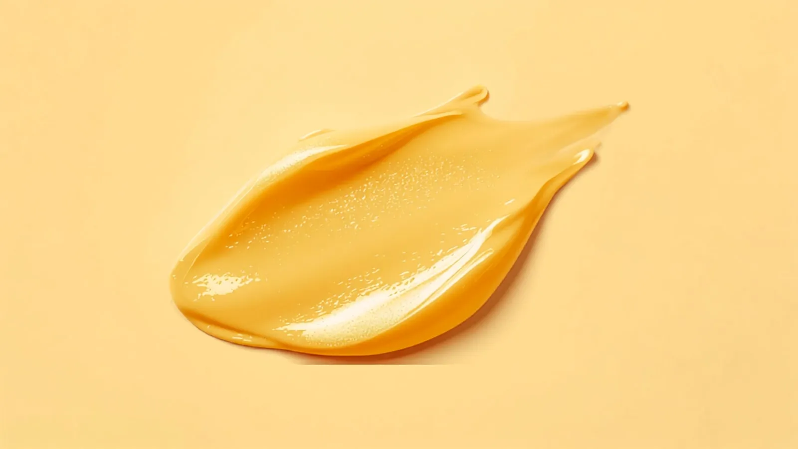 Gyllene krämsvep med blank yta på varmbeige bakgrund